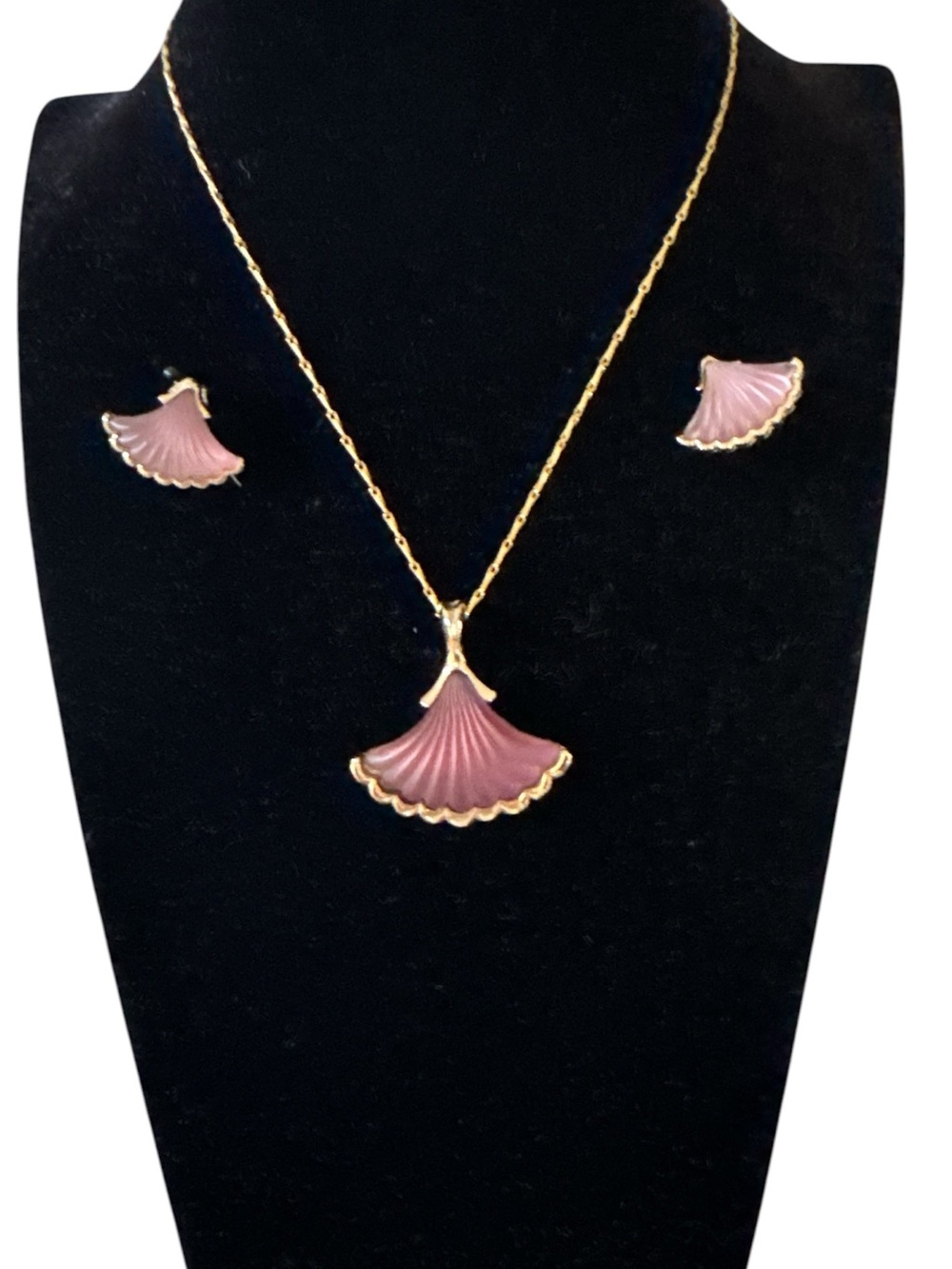 Vintage Avon Mauve Crystal & Gold Shell Pendant & Earrings Set. NWOT